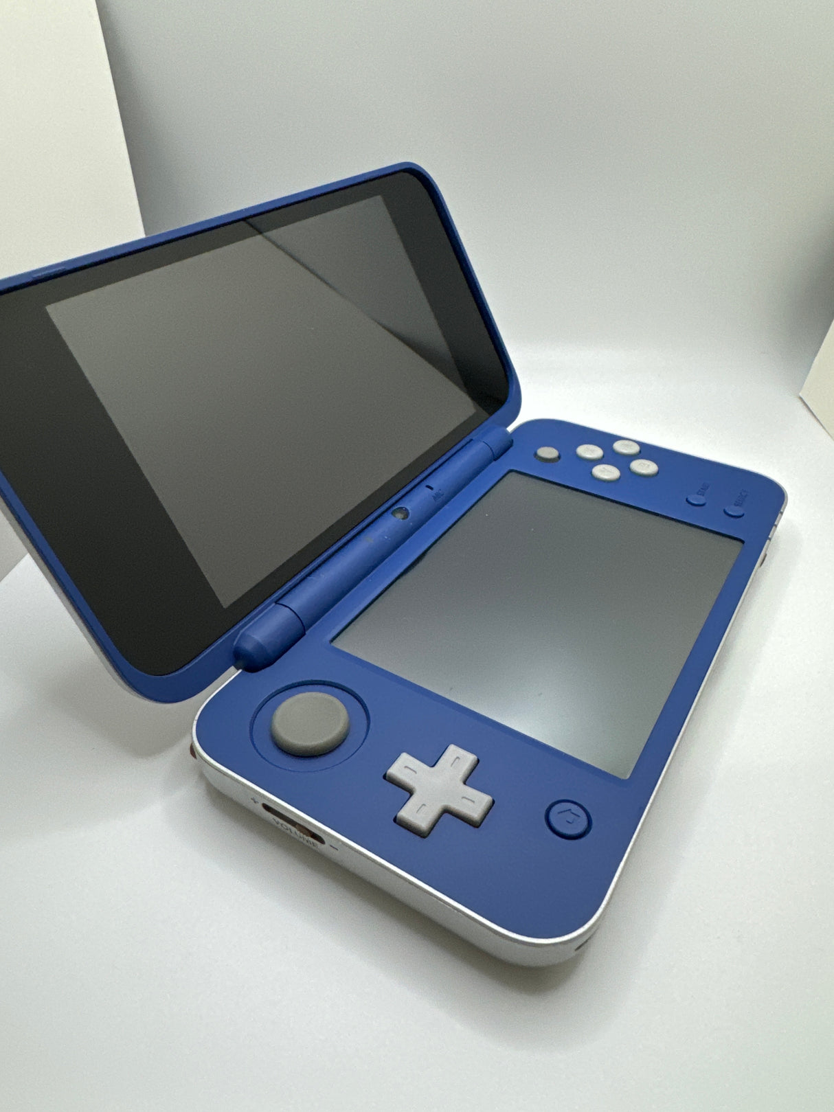 New Nintendo 2DS XL Edición Hylian Shield - (LS) (Nintendo 3DS)