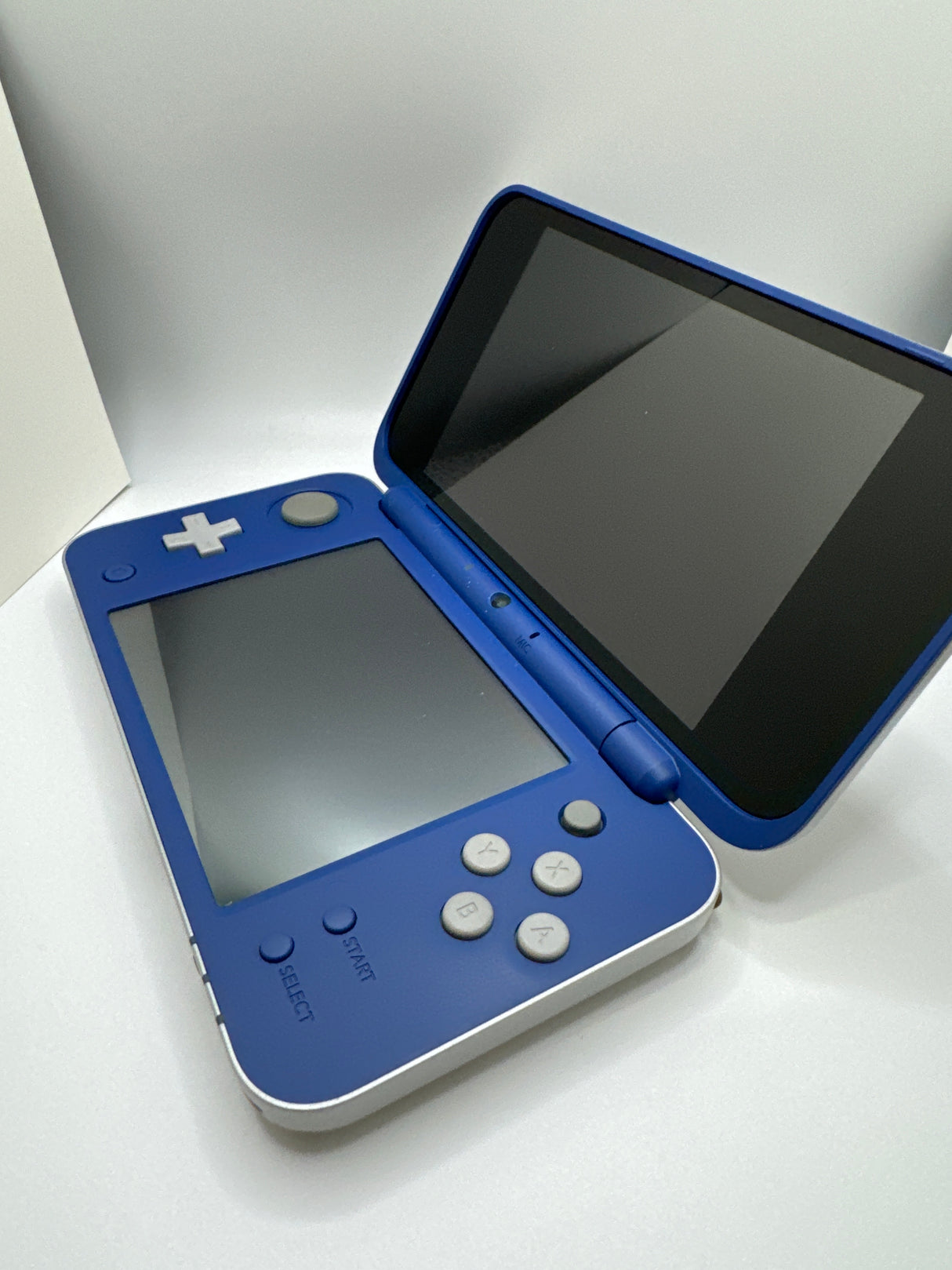 New Nintendo 2DS XL Edición Hylian Shield - (LS) (Nintendo 3DS)