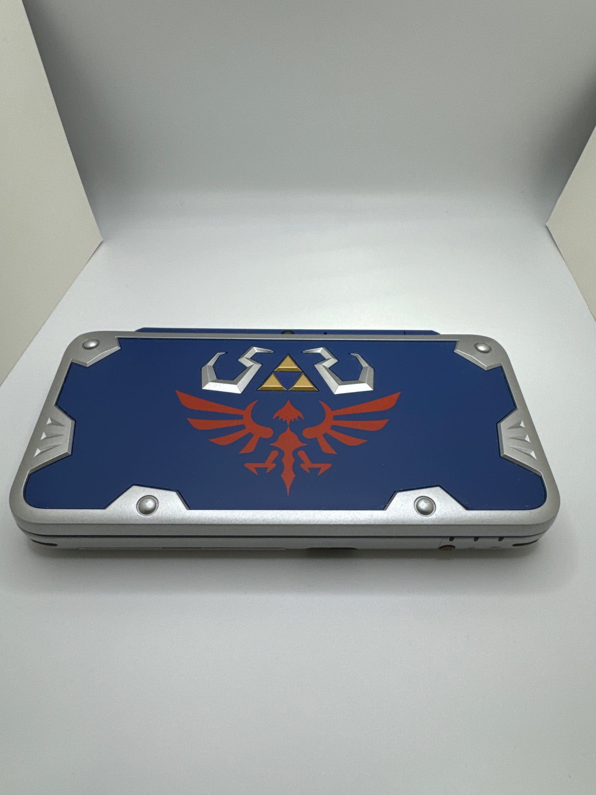 New Nintendo 2DS XL Edición Hylian Shield - (LS) (Nintendo 3DS)